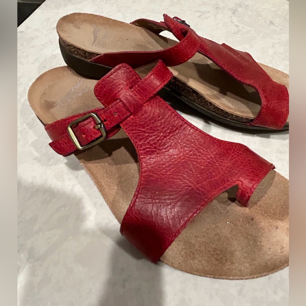DANSKO 37 RED T STRAP SANDAL